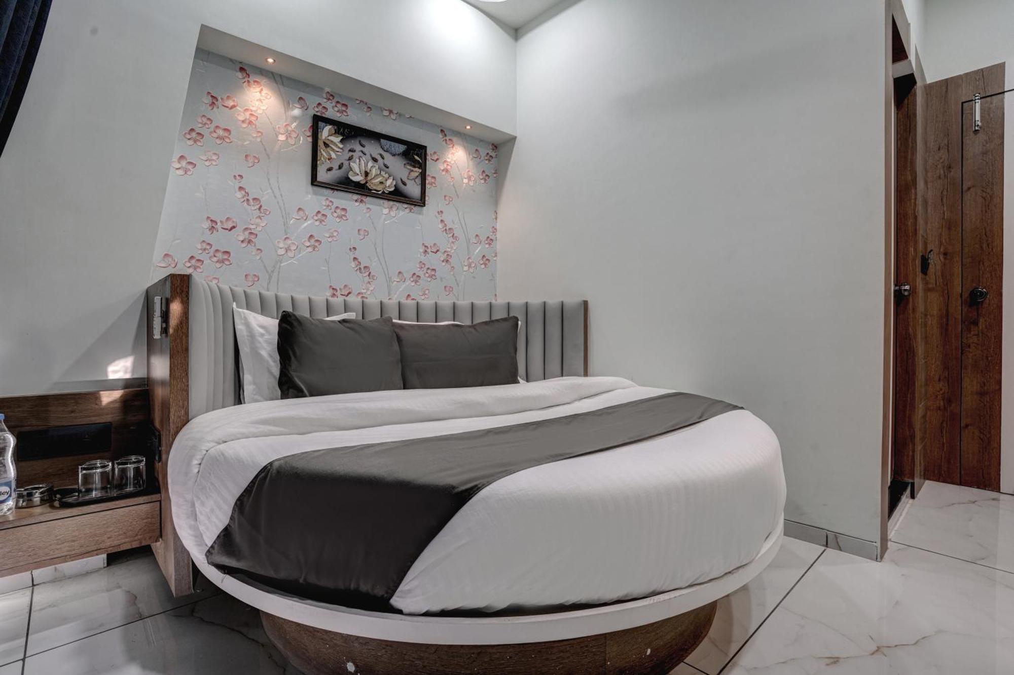 Hotel Paris Plaza Ahmedabad Eksteriør bilde
