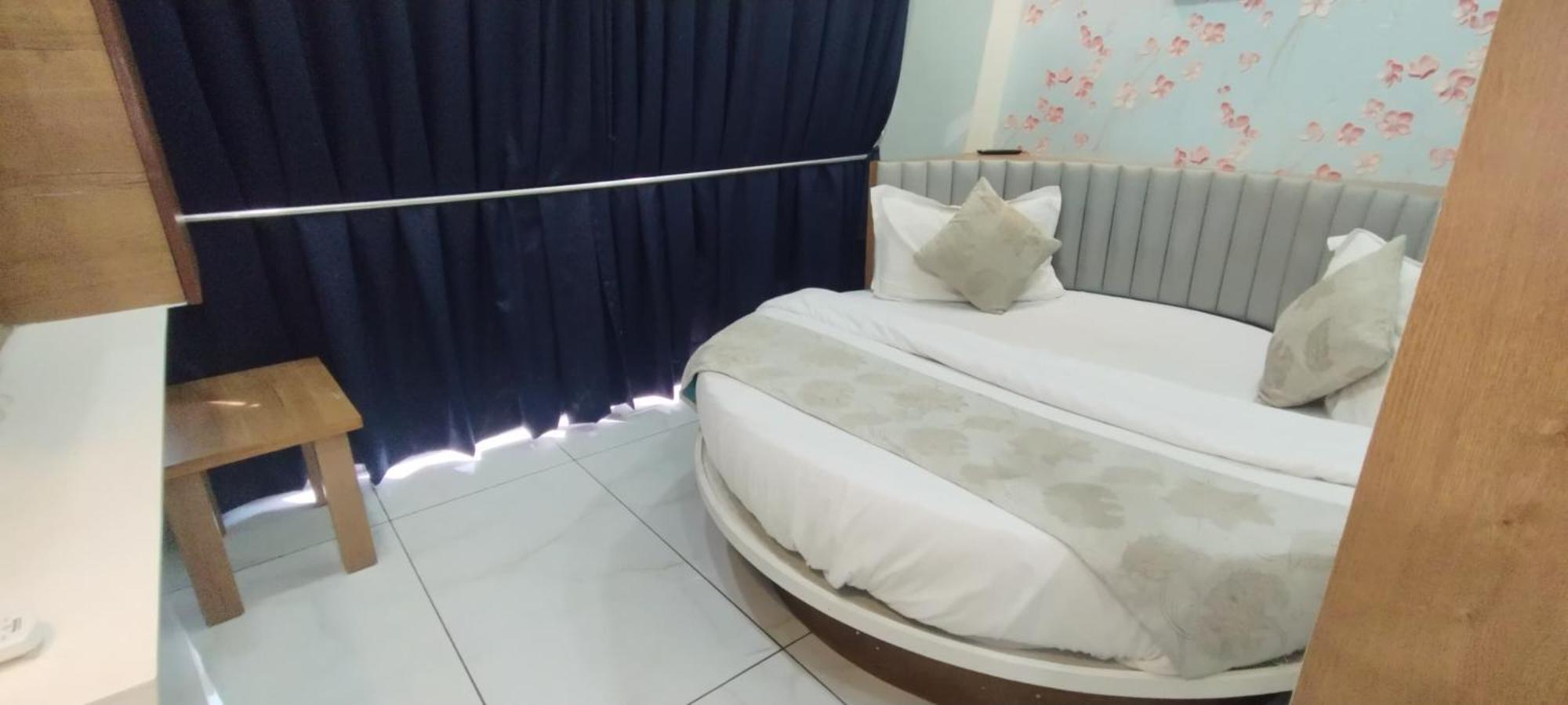 Hotel Paris Plaza Ahmedabad Eksteriør bilde